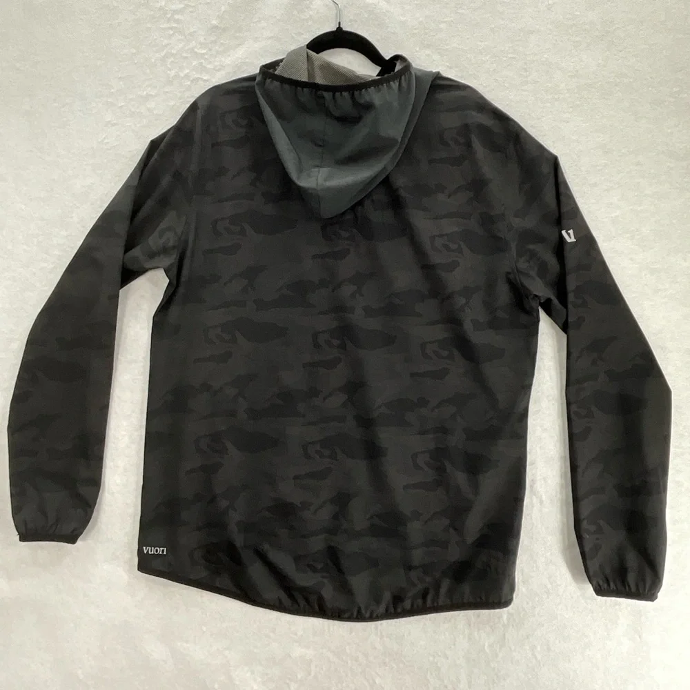 VUORI MEN'S OUTDOOR TRAINER SHELL BLACK‎ CAMO LARGE
